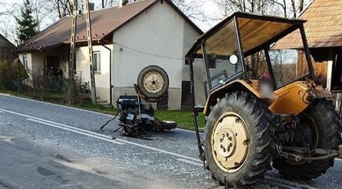 Zderzenie busa z traktorem. Jedna osoba trafiła do szpitala – ZDJĘCIA