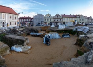 Bochnia. Rozpoczęło się zasypywanie ruin ratusza – ZDJĘCIA