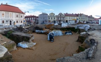 Bochnia. Rozpoczęło się zasypywanie ruin ratusza – ZDJĘCIA