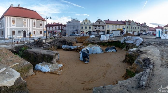 Bochnia. Rozpoczęło się zasypywanie ruin ratusza – ZDJĘCIA