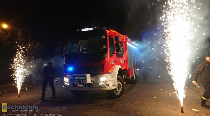Gmina Bochnia. Bogucice fajerwerkami witały nowy samochód OSP – ZDJĘCIA, WIDEO