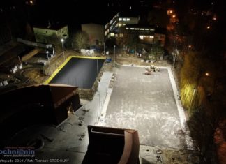 Budowa tężni. Boiska w sąsiedztwie już rozświetlone – WIDEO