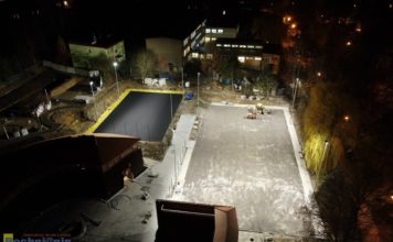 Budowa tężni. Boiska w sąsiedztwie już rozświetlone – WIDEO