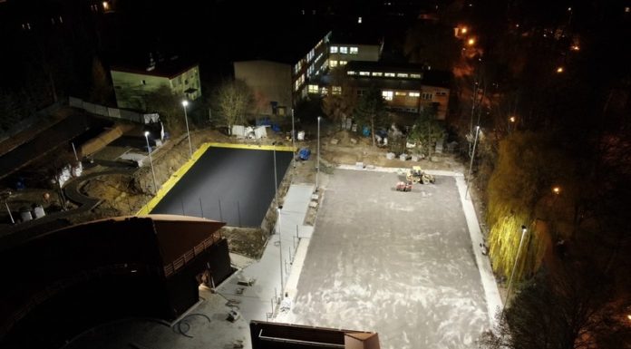 Budowa tężni. Boiska w sąsiedztwie już rozświetlone – WIDEO