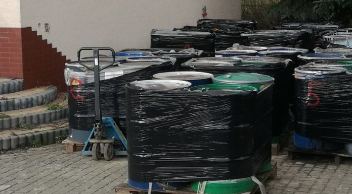 Królówka. Czy ciecz w beczkach stanowi zagrożenie?