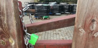 Królówka. W beczkach są odpady z produkcji farb i lakierów? „Usunięcie może kosztować kilka milionów”