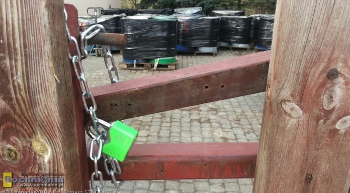 Królówka. W beczkach są odpady z produkcji farb i lakierów? „Usunięcie może kosztować kilka milionów”