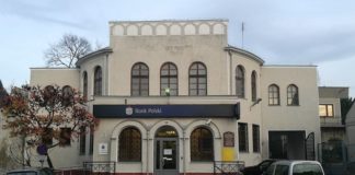 Budynek dawnej synagogi sprzedany. Bank się wyprowadza