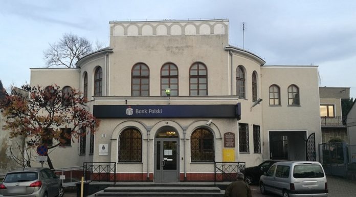 Budynek dawnej synagogi sprzedany. Bank się wyprowadza
