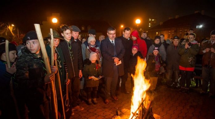 Harcerski Ogień Niepodległości zapłonął na placu Okulickiego – ZDJĘCIA