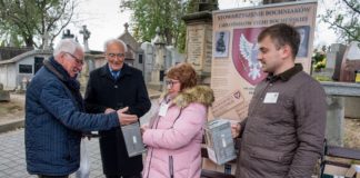 Bochnia. Kwesta na cmentarzu: zebrano ponad 10 tys. zł na ratowanie zabytkowych grobów – ZDJĘCIA