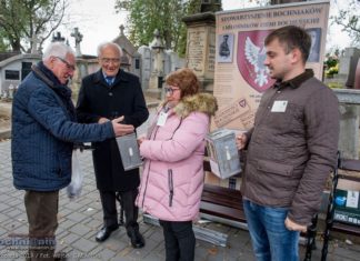 Bochnia. Kwesta na cmentarzu: zebrano ponad 10 tys. zł na ratowanie zabytkowych grobów – ZDJĘCIA