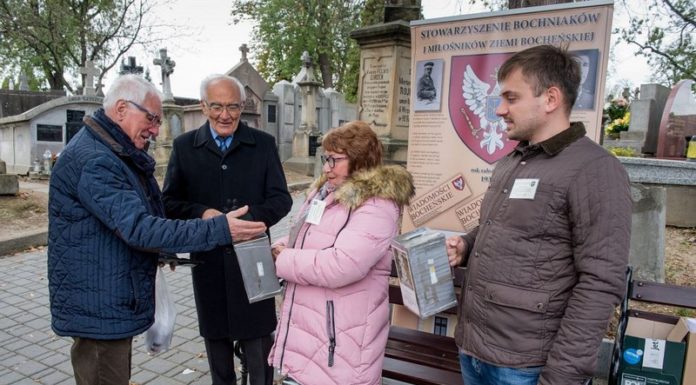 Bochnia. Kwesta na cmentarzu: zebrano ponad 10 tys. zł na ratowanie zabytkowych grobów – ZDJĘCIA
