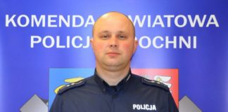 Policjant z Bochni pomógł mężczyźnie, który od kilku dni nocował w lesie