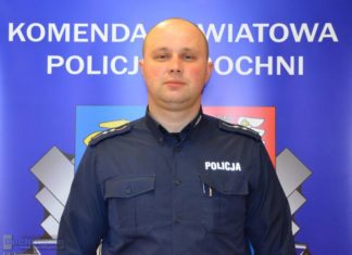 Policjant z Bochni pomógł mężczyźnie, który od kilku dni nocował w lesie