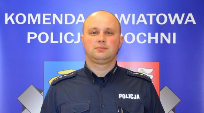 Policjant z Bochni pomógł mężczyźnie, który od kilku dni nocował w lesie
