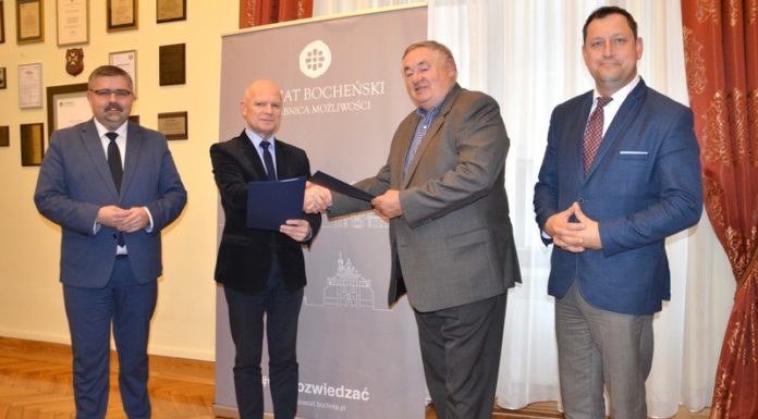 Powiat. Podpisano umowę z wykonawcą drogowej inwestycji w trzech gminach