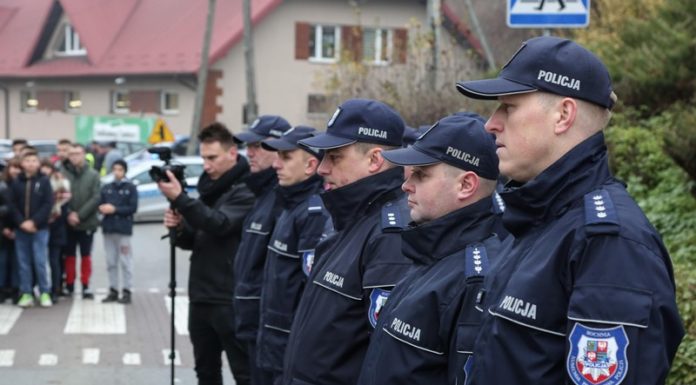 Otwarto posterunek policji w Trzcianie. Będzie obsługiwał też Żegocinę i Łapanów – ZDJĘCIA
