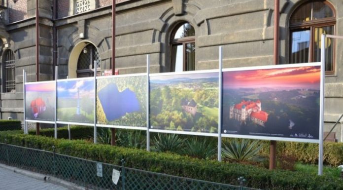 Wystawa przed starostwem: Wyjątkowe miejsca w powiecie bocheńskim