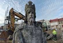 Bochnia. Pomnik Króla Kazimierza Wielkiego zabrany z rynku! – WIDEO