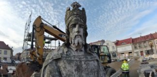 Bochnia. Pomnik Króla Kazimierza Wielkiego zabrany z rynku! – WIDEO