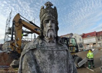 Bochnia. Pomnik Króla Kazimierza Wielkiego zabrany z rynku! – WIDEO