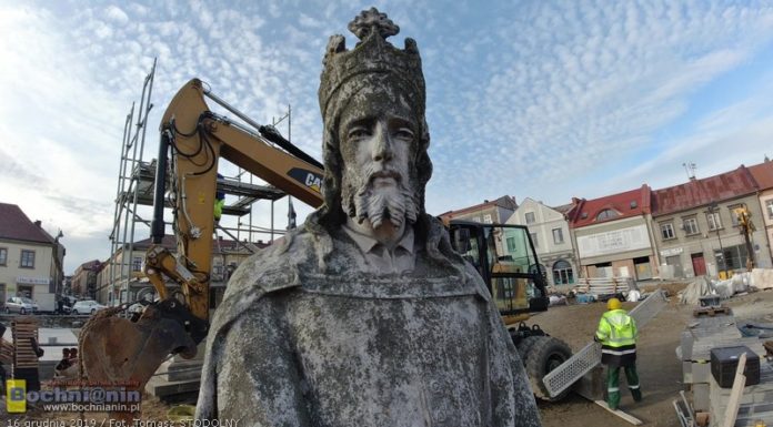 Bochnia. Pomnik Króla Kazimierza Wielkiego zabrany z rynku! – WIDEO