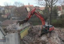 Ruszyła rozbiórka budynku przy ul. Sądeckiej. Będzie tymczasowy parking – ZDJĘCIA i WIDEO