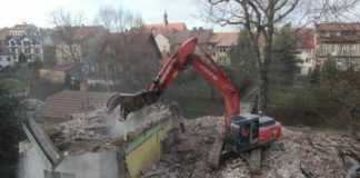 Ruszyła rozbiórka budynku przy ul. Sądeckiej. Będzie tymczasowy parking – ZDJĘCIA i WIDEO