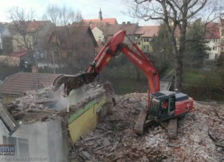Ruszyła rozbiórka budynku przy ul. Sądeckiej. Będzie tymczasowy parking – ZDJĘCIA i WIDEO