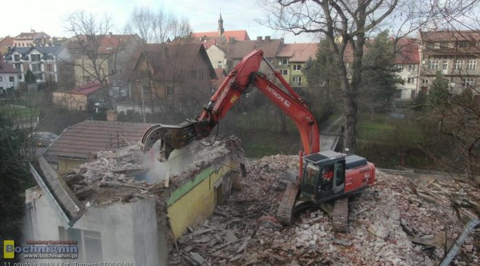 Ruszyła rozbiórka budynku przy ul. Sądeckiej. Będzie tymczasowy parking – ZDJĘCIA i WIDEO