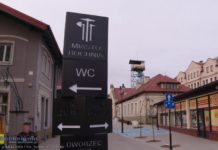 Bochnia. Strzałka kierująca do „WC” wzbudza kontrowersje
