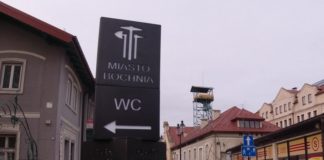 Bochnia. Strzałka kierująca do „WC” wzbudza kontrowersje