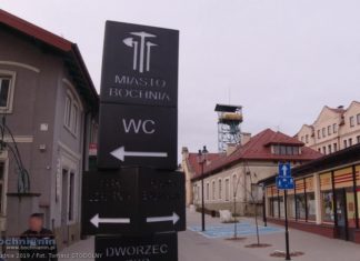 Bochnia. Strzałka kierująca do „WC” wzbudza kontrowersje