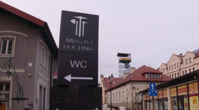 Bochnia. Strzałka kierująca do „WC” wzbudza kontrowersje