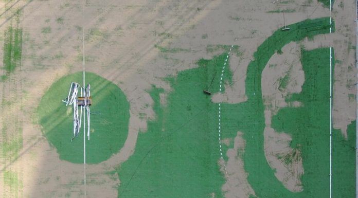 Tężnia i teren wokół: tak wygląda boisko do piłki ręcznej ze sztuczną trawą – WIDEO