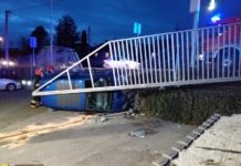 Bochnia. Mercedes skosił wiatę przystankową i spadł na parking – ZDJĘCIA, WIDEO