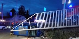 Bochnia. Mercedes skosił wiatę przystankową i spadł na parking – ZDJĘCIA, WIDEO