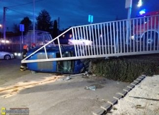 Bochnia. Mercedes skosił wiatę przystankową i spadł na parking – ZDJĘCIA, WIDEO