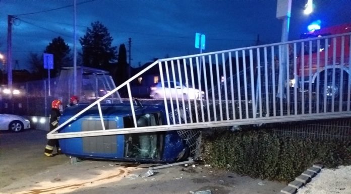 Bochnia. Mercedes skosił wiatę przystankową i spadł na parking – ZDJĘCIA, WIDEO