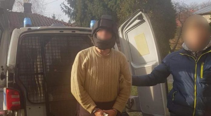 62-latek zaatakował policjantów łomem, próbował oblać fekaliami