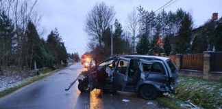Szczepanów. Kierowca rozbił auto w rowie. Pędził 140 kmh?