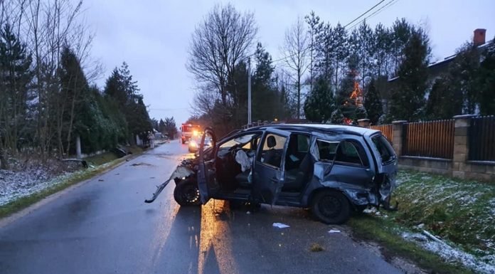 Szczepanów. Kierowca rozbił auto w rowie. Pędził 140 kmh?