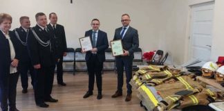 Gmina Bochnia. Poseł na Sejm RP przekazał sprzęt dla OSP