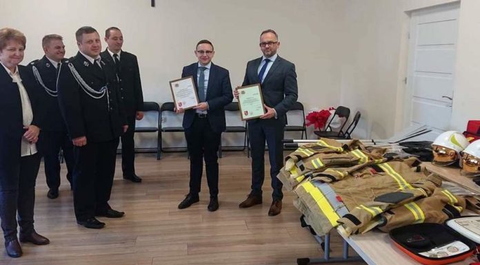 Gmina Bochnia. Poseł na Sejm RP przekazał sprzęt dla OSP
