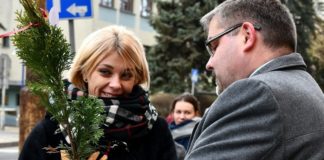 200 świątecznych drzewek na 20 lat powiatu – ZDJĘCIA