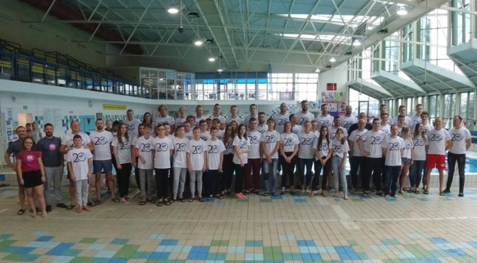 Bochnia. Ruszyła 24-godzinna sztafeta pływacka! Basen świętuje 20. urodziny