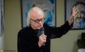 „Biblioteka teatrem słowa”. Salon poezji z aktorem Wiesławem Komasą – ZDJĘCIA
