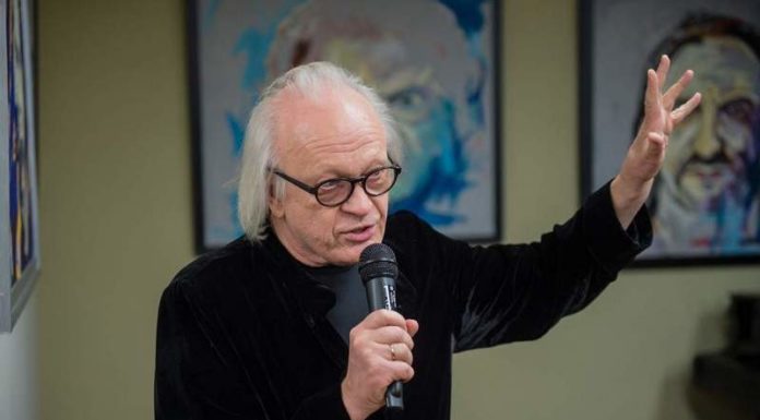 „Biblioteka teatrem słowa”. Salon poezji z aktorem Wiesławem Komasą – ZDJĘCIA