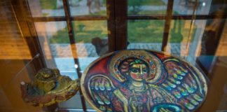 „Piękne Madonny, Śliczne Anioły”. Wystawa prac Eugeniusza Molskiego w Hebdowie – ZDJĘCIA